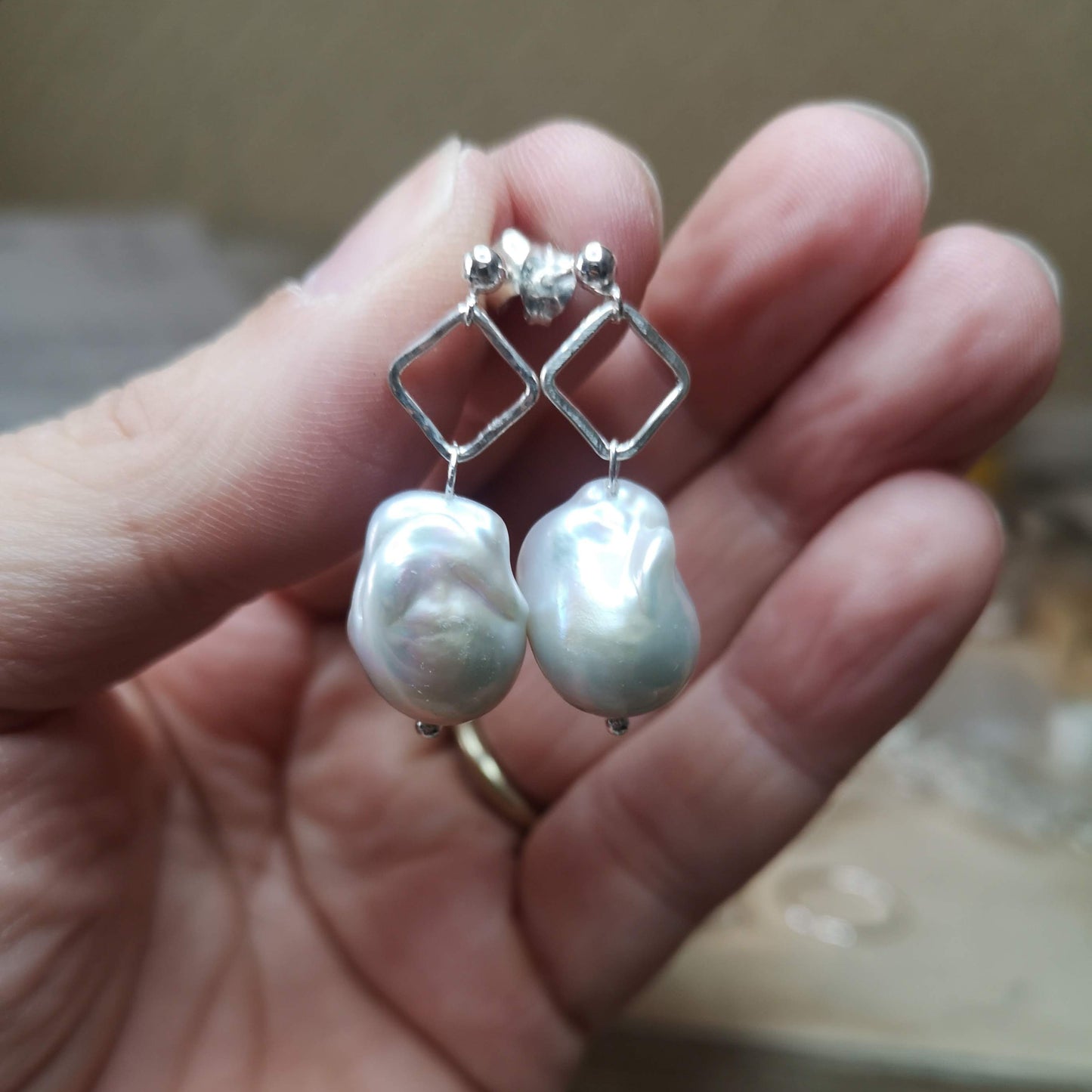 Rhombus Earrings – Fishtail Pearl in Hammered Frame