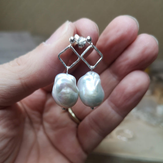 Rhombus Earrings – Fishtail Pearl in Hammered Frame