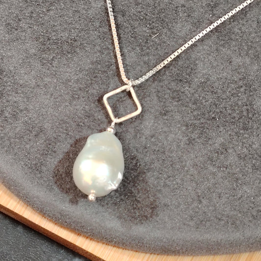Rhombus Necklace – Fishtail Pearl in Hammered Frame