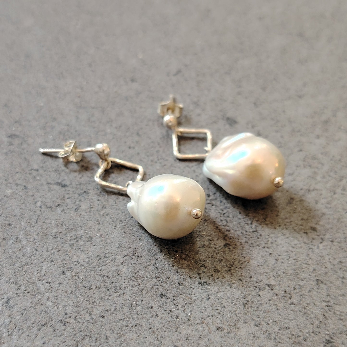 Rhombus Earrings – Fishtail Pearl in Hammered Frame