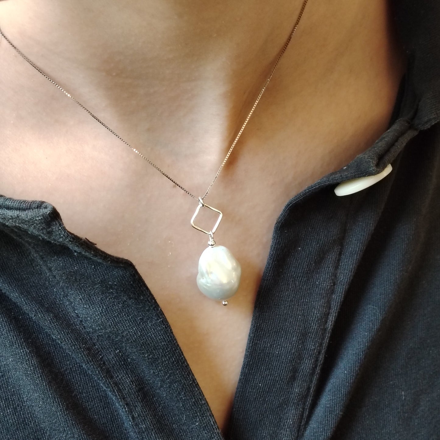 Rhombus Necklace – Fishtail Pearl in Hammered Frame