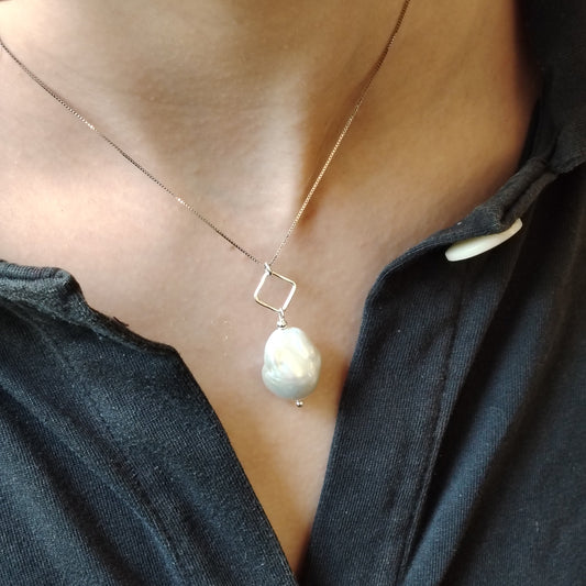 Rhombus Necklace – Fishtail Pearl in Hammered Frame