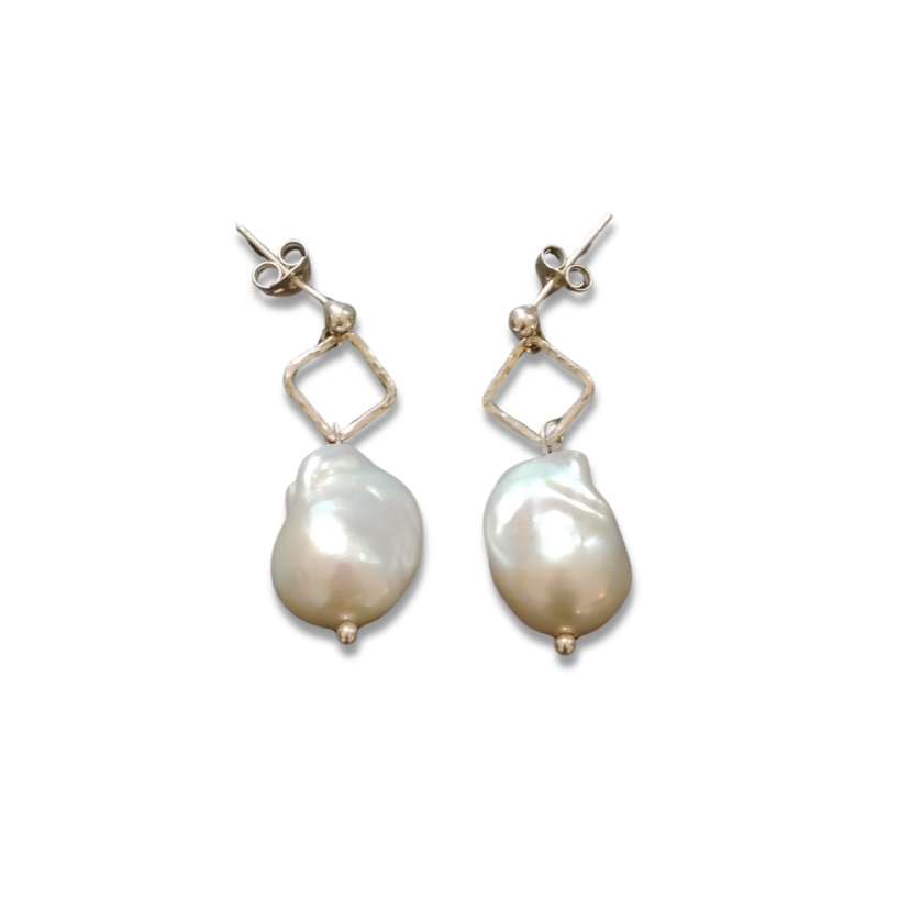 Rhombus Earrings – Fishtail Pearl in Hammered Frame