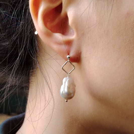 Rhombus Earrings – Fishtail Pearl in Hammered Frame