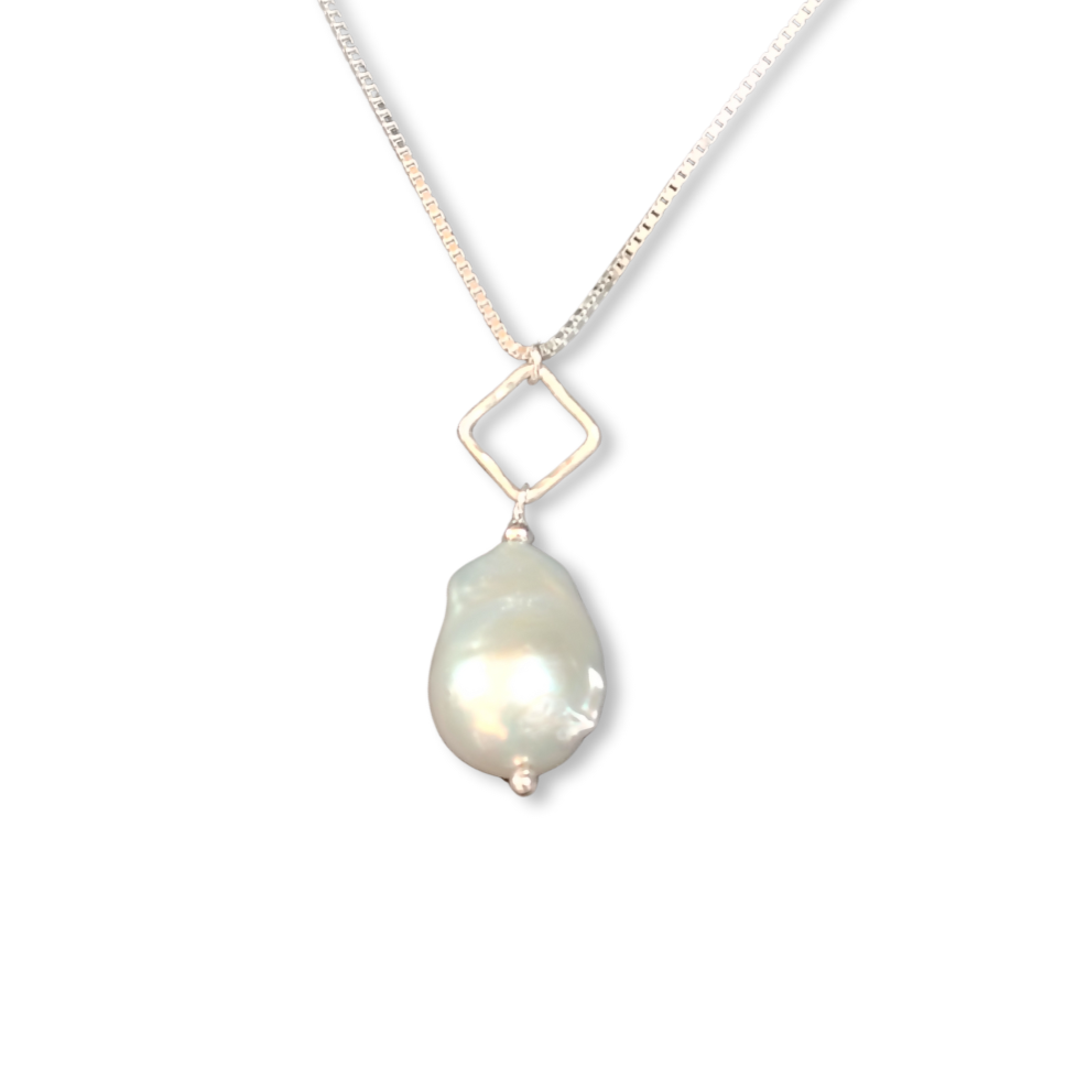 Rhombus Necklace – Fishtail Pearl in Hammered Frame